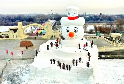 HARBIN, CHINA - DECEMBER 07: Sculptors work on a giant snowman at the Sun Island scenic spot on December 7, 2025 in Harb-stock-foto