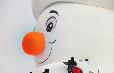 HARBIN, CHINA - DECEMBER 07: Sculptors work on a giant snowman at the Sun Island scenic spot on December 7, 2025 in Harb-stock-foto