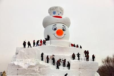 HARBIN, CHINA - DECEMBER 07: Sculptors work on a giant snowman at the Sun Island scenic spot on December 7, 2025 in Harb-stock-foto