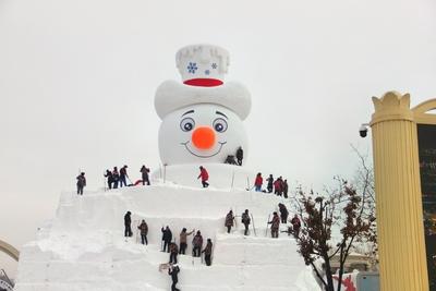 HARBIN, CHINA - DECEMBER 07: Sculptors work on a giant snowman at the Sun Island scenic spot on December 7, 2025 in Harb-stock-foto