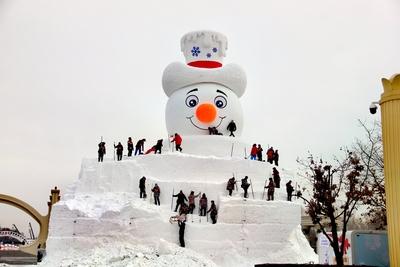 HARBIN, CHINA - DECEMBER 07: Sculptors work on a giant snowman at the Sun Island scenic spot on December 7, 2025 in Harb-stock-foto