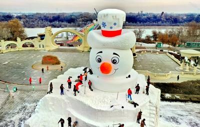 HARBIN, CHINA - DECEMBER 07: Sculptors work on a giant snowman at the Sun Island scenic spot on December 7, 2025 in Harb-stock-foto