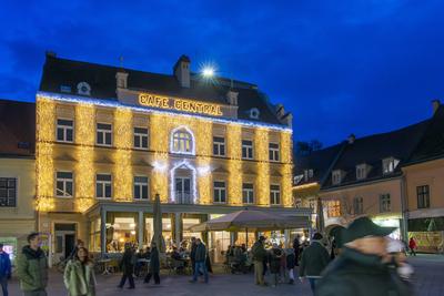 Christmas market Badener Advent, main square Hauptplatz, Cafe Central Baden Wienerwald, Vienna Woods Nieder?sterreich, L-stock-foto