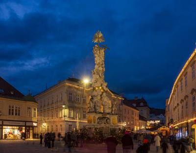 Christmas market Badener Advent, main square Hauptplatz, Town Hall, Plague Column Baden Wienerwald, Vienna Woods Nieder?-stock-foto