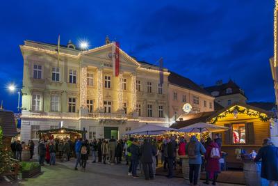 Christmas market Badener Advent, main square Hauptplatz, Town Hall Baden Wienerwald, Vienna Woods Nieder?sterreich, Lowe-stock-foto