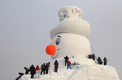 HARBIN, CHINA - DECEMBER 07: Sculptors work on a giant snowman at the Sun Island scenic spot on December 7, 2025 in Harb-stock-foto