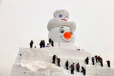HARBIN, CHINA - DECEMBER 07: Sculptors work on a giant snowman at the Sun Island scenic spot on December 7, 2025 in Harb-stock-foto