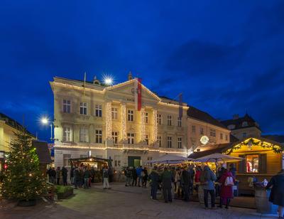 Christmas market Badener Advent, main square Hauptplatz, Town Hall Baden Wienerwald, Vienna Woods Nieder?sterreich, Lowe-stock-foto