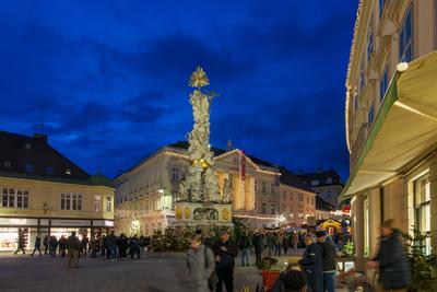 Christmas market Badener Advent, main square Hauptplatz, Town Hall, Plague Column Baden Wienerwald, Vienna Woods Nieder?-stock-foto