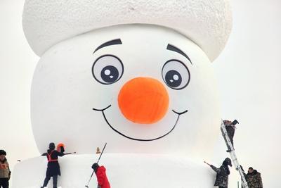 HARBIN, CHINA - DECEMBER 07: Sculptors work on a giant snowman at the Sun Island scenic spot on December 7, 2025 in Harb-stock-foto