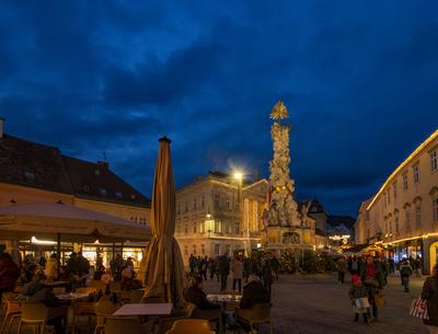 Christmas market Badener Advent, main square Hauptplatz, Town Hall, Plague Column Baden Wienerwald, Vienna Woods Nieder?-stock-foto