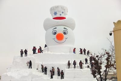 HARBIN, CHINA - DECEMBER 07: Sculptors work on a giant snowman at the Sun Island scenic spot on December 7, 2025 in Harb-stock-foto