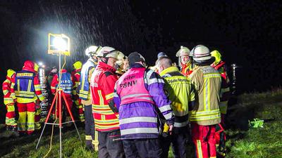 Erfolgreiche Bergung nach tragischem Ungl?cksfall auf dem Rhein bei Neuburgweier: Versunkenes Auto kann durch Polizeikr?fte am Sonntagnachmittag im Rhein gefunden und geborgen werden - Fahrzeugwrack war in der Nacht am F?hranleger in den Rhein gefahren-stock-foto