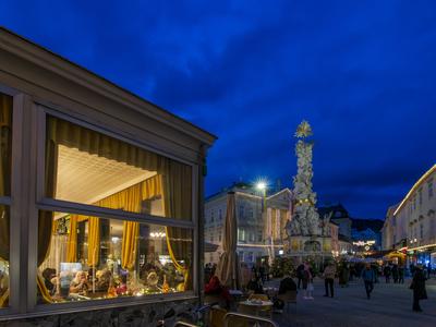 Christmas market Badener Advent, main square Hauptplatz, Town Hall, Plague Column Baden Wienerwald, Vienna Woods Nieder?-stock-foto