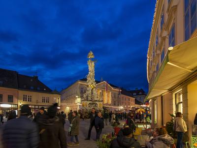 Christmas market Badener Advent, main square Hauptplatz, Town Hall, Plague Column Baden Wienerwald, Vienna Woods Nieder?-stock-foto