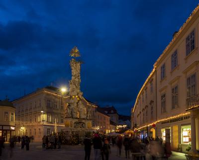 Christmas market Badener Advent, main square Hauptplatz, Town Hall, Plague Column Baden Wienerwald, Vienna Woods Nieder?-stock-foto