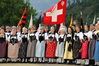 Bildnummer: 55525923  Datum: 19.06.2011  Copyright: imago/Geisser19.06.2011 Eidgen?ssisches Jodlerfest Interlaken 16.-19. Juni 2011.Festakt. Bild zeigt Jodlerinnen in Tracht Reisen Kultur Jodler Fest SUI x0x xsk 2011 quer BRAUCHTUM TRADITION SCHWEIZ BERNER OBERLAND TRACHT TRACHTEN FREUEN DAMEN JODELN JODLERINNEN FLAGGE FAHNE Bildnummer 55525923 Date 19 06 2011 Copyright Imago Geisser 19 06 2011 Federal Yodel Festival Interlaken 16 19 June 2011 Ceremony Picture shows Jodlerinnen in Costume Travel Culture Yodeler close SUI x0x xSK 2011 horizontal Customs Tradition Switzerland Berner Oberland Costume Costumes Look forward women Yodel Jodlerinnen Flag Flag-stock-foto