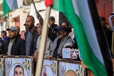 Families of Palestinian prisoners are organizing a solidarity stand in front of the headquarters of the International Committee of the Red Cross in Gaza City to demand an end to the genocide being committed against the prisoners.-stock-foto