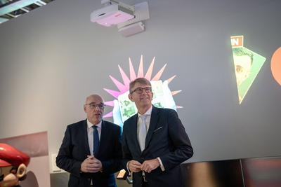 Er?ffnung und Rundgang zur neuen Dauerausstellung im Haus der Geschichte Bonn ?Titel Du bist Teil der Geschichte. Deutschland seit 1945-stock-foto