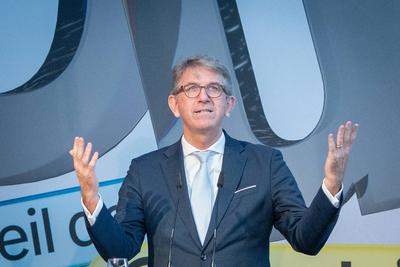 Er?ffnung und Rundgang zur neuen Dauerausstellung im Haus der Geschichte Bonn ?Titel Du bist Teil der Geschichte. Deutschland seit 1945-stock-foto