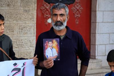 Families of Palestinian prisoners are organizing a solidarity stand in front of the headquarters of the International Committee of the Red Cross in Gaza City to demand an end to the genocide being committed against the prisoners.-stock-foto