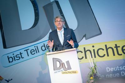 Er?ffnung und Rundgang zur neuen Dauerausstellung im Haus der Geschichte Bonn ?Titel Du bist Teil der Geschichte. Deutschland seit 1945-stock-foto
