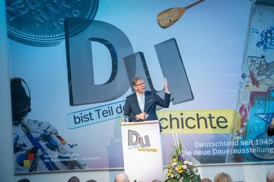 Er?ffnung und Rundgang zur neuen Dauerausstellung im Haus der Geschichte Bonn ?Titel Du bist Teil der Geschichte. Deutschland seit 1945-stock-foto