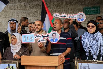 Families of Palestinian prisoners are organizing a solidarity stand in front of the headquarters of the International Committee of the Red Cross in Gaza City to demand an end to the genocide being committed against the prisoners.-stock-foto