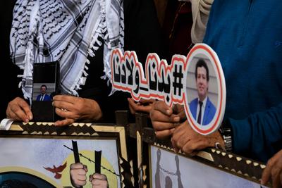 Families of Palestinian prisoners are organizing a solidarity stand in front of the headquarters of the International Committee of the Red Cross in Gaza City to demand an end to the genocide being committed against the prisoners.-stock-foto