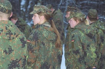 Feature / Symbol: Frauen bei der Bundeswehr 01/01 thg Bundeswehr Bund Milit?r Armee Streitkr?fte Truppe Abwehr Verteidi-stock-foto