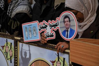 Families of Palestinian prisoners are organizing a solidarity stand in front of the headquarters of the International Committee of the Red Cross in Gaza City to demand an end to the genocide being committed against the prisoners.-stock-foto