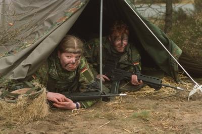 Bildnummer: 56910875  Datum: 13.02.2001  Copyright: imago/teutopressFeature / Symbol: Bundeswehr, Wehrdienst, Grundausbildung, Ausbildungszeltlager, ?bung, Wehr?bung 01/01 thg Bundeswehr Bund Milit?r Armee Streitkr?fte Truppe Abwehr Verteidigung Vaterland Dienst an der Waffe Truppendienst Wehrdienst Bundeswehrdienst Wehrbereich Wehrpflicht Pflicht Mann M?nner Soldaten Soldat Soldatin Soldatinnen Frauen Frau Rekrut Rekruten Rekrutinnen Rekrutin Ausbildung Grundausbildung Wehr?bung Wehr?bungen ?bung ?bungen ?ben trainieren Training Man?ver Biwak Zeltlager Ausbildungszeltlager ?bungsplatz Truppen?bungsplatz Aussenaufnahme draussen Natur Landschaft Feld Wald Zelte Zelt Menschen Frauen Soldatinnen liegend im offenen Zelt offen in Uniform Tarnanzug Tarnung Gesichter beschmiert bemalt Tarnbemalung Gewehre haltend ganz quer Farbnegativ x0x xng 2001 quer  56910875 Date 13 02 2001 Copyright Imago  Feature symbol Bundeswehr Military service Basic training  Exercise  01 01 THG Bundeswehr Confederation Military Army Armed forces Force Defence Defence Fatherland Service to the Weapon Military service Military service  Military District Conscription Duty Man Men Soldiers Soldier Soldier Soldiers Women Woman Recruit Recruits Rekrutinnen Rekrutin Training Basic training   Exercise Exercises Practice train Training Maneuvers Bivouac Camp  Training ground Military training area Outside view outside Nature Landscape Field Forest Tents Tent People Women Soldiers lying in open Tent open in Uniform Camouflage suit Camouflage Faces graffiti painted  Rifles holding whole horizontal Color negative x0x xng 2001 horizontal-stock-foto