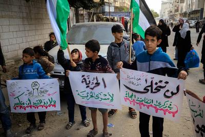 Families of Palestinian prisoners are organizing a solidarity stand in front of the headquarters of the International Committee of the Red Cross in Gaza City to demand an end to the genocide being committed against the prisoners.-stock-foto