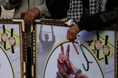 Families of Palestinian prisoners are organizing a solidarity stand in front of the headquarters of the International Committee of the Red Cross in Gaza City to demand an end to the genocide being committed against the prisoners.-stock-foto