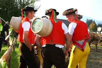 Bildnummer: 56126198  Datum: 27.09.2011  Copyright: imago/Geisser27.09.2011 Viehschau Stein, Appenzell AR. Bild zeigt Sennen in Appenzeller Tracht beim Zeuerlen (Jodeln ) Reisen Kultur Tradition x0x xsk 2011 quer LANDWIRTSCHAFT APPENZELL BAUER TRADITION BRAUCHTUM TRACHT ALMABTRIEB ALPABFAHRT ALMAUFFAHRT ALPAUFFAHRT VIEHSCHAU  56126198 Date 27 09 2011 Copyright Imago Geisser 27 09 2011 Livestock review Stone Appenzell AR Picture shows Sennen in Appenzeller Costume the  Yodel Travel Culture Tradition x0x xSK 2011 horizontal Agriculture Appenzell Bauer Tradition Customs Costume Cattle Alpabfahrt ALMAUFFAHRT Alpauffahrt Livestock review-stock-foto