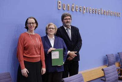 Claudia Kittel, Leiterin der Monitoring-Stelle zur UN-Kinderrechtskonvention, DIMR, Prof. Dr. Beate Rudolf, Direktorin d-stock-foto