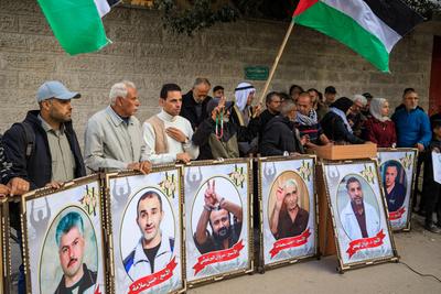 Families of Palestinian prisoners are organizing a solidarity stand in front of the headquarters of the International Committee of the Red Cross in Gaza City to demand an end to the genocide being committed against the prisoners.-stock-foto
