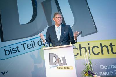 Er?ffnung und Rundgang zur neuen Dauerausstellung im Haus der Geschichte Bonn ?Titel Du bist Teil der Geschichte. Deutschland seit 1945-stock-foto