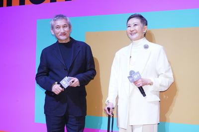 HONG KONG, CHINA - NOVEMBER 08: Director Tsui Hark (L) and film producer Nansun Shi attend Tsui Hark, the Free-Spirited-stock-foto