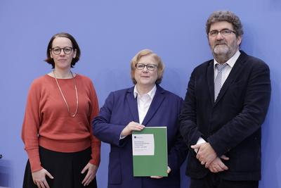 Claudia Kittel, Leiterin der Monitoring-Stelle zur UN-Kinderrechtskonvention, DIMR, Prof. Dr. Beate Rudolf, Direktorin d-stock-foto