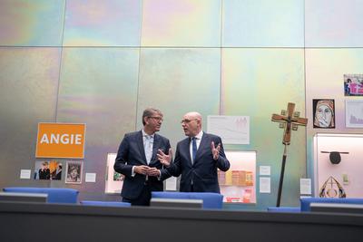 Er?ffnung und Rundgang zur neuen Dauerausstellung im Haus der Geschichte Bonn ?Titel Du bist Teil der Geschichte. Deutschland seit 1945-stock-foto