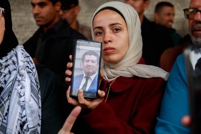 Families of Palestinian prisoners are organizing a solidarity stand in front of the headquarters of the International Committee of the Red Cross in Gaza City to demand an end to the genocide being committed against the prisoners.-stock-foto