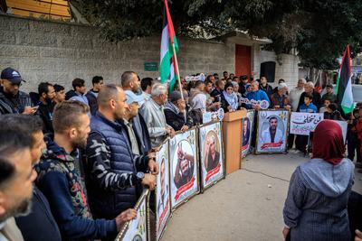 Families of Palestinian prisoners are organizing a solidarity stand in front of the headquarters of the International Committee of the Red Cross in Gaza City to demand an end to the genocide being committed against the prisoners.-stock-foto