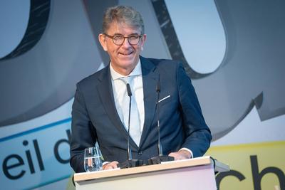 Er?ffnung und Rundgang zur neuen Dauerausstellung im Haus der Geschichte Bonn ?Titel Du bist Teil der Geschichte. Deutschland seit 1945-stock-foto