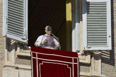ITALY - REL -  POLE LEO XIV DURING THE ANGELUS PRAYER FROM THE WINDOW OF HIS OFFICE OVERLOOKING ST.PETER'S SQUARE IN VATICAN CITY 2025/12/08-stock-foto