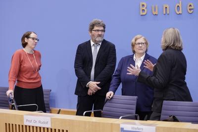 Claudia Kittel, Leiterin der Monitoring-Stelle zur UN-Kinderrechtskonvention, DIMR, Michael Windfuhr, Stellvertretender-stock-foto
