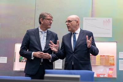 Er?ffnung und Rundgang zur neuen Dauerausstellung im Haus der Geschichte Bonn ?Titel Du bist Teil der Geschichte. Deutschland seit 1945-stock-foto