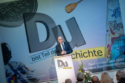 Er?ffnung und Rundgang zur neuen Dauerausstellung im Haus der Geschichte Bonn ?Titel Du bist Teil der Geschichte. Deutschland seit 1945-stock-foto