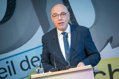 Er?ffnung und Rundgang zur neuen Dauerausstellung im Haus der Geschichte Bonn ?Titel Du bist Teil der Geschichte. Deutschland seit 1945-stock-foto