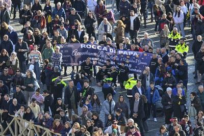 ITALY - REL -  POLE LEO XIV DURING THE ANGELUS PRAYER FROM THE WINDOW OF HIS OFFICE OVERLOOKING ST.PETER'S SQUARE IN VATICAN CITY 2025/12/08-stock-foto